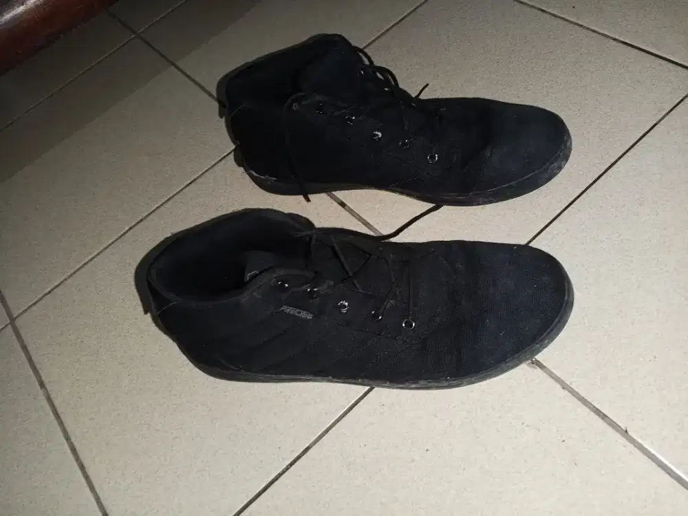 Di jual sepatu sekolah