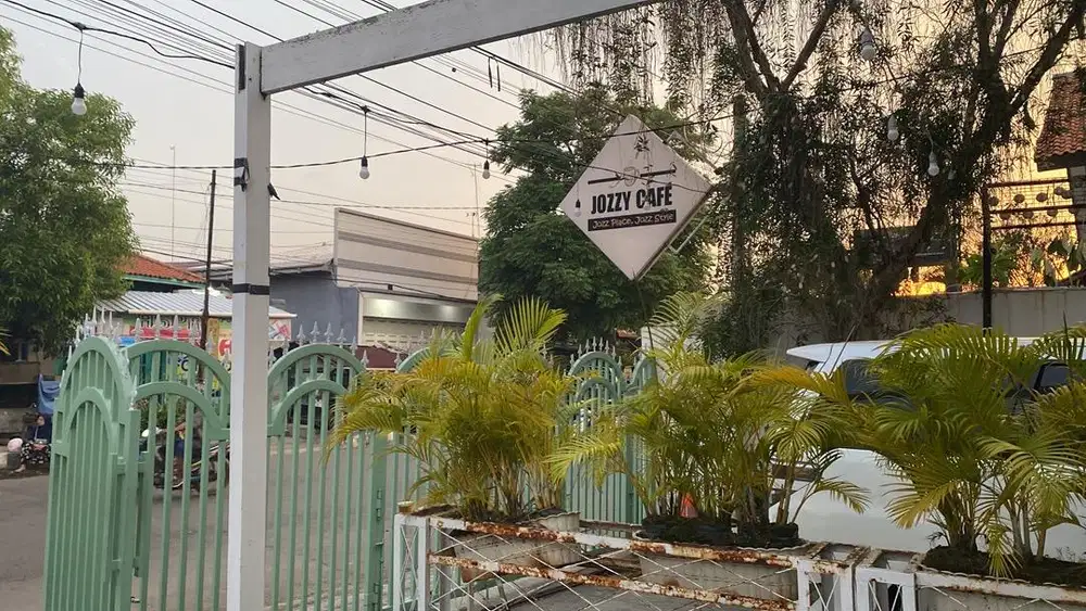 DISEWAKAN : BANGUNAN CAFE PEKALONGAN