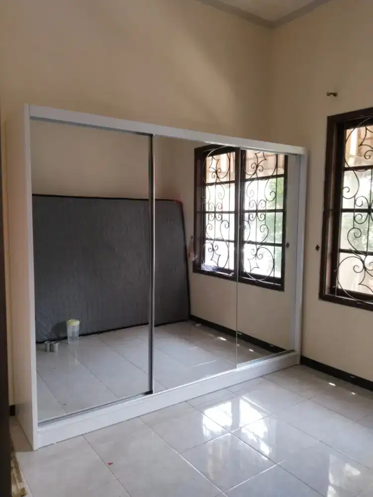 Lemari pakaian sliding custom