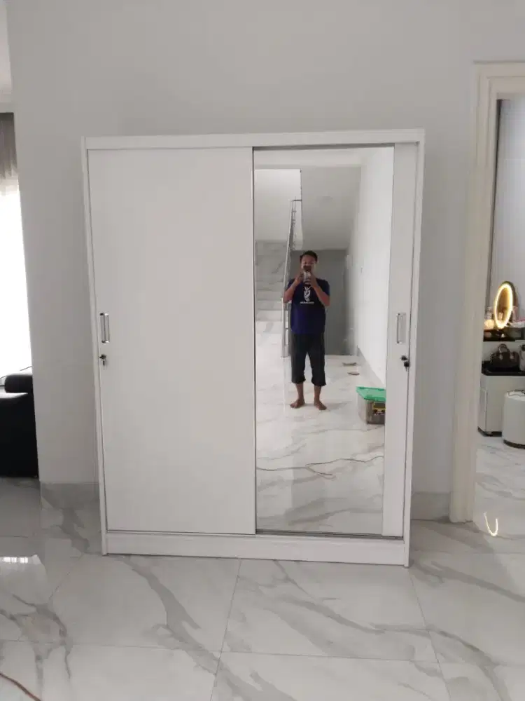 Lemari pakaian sliding