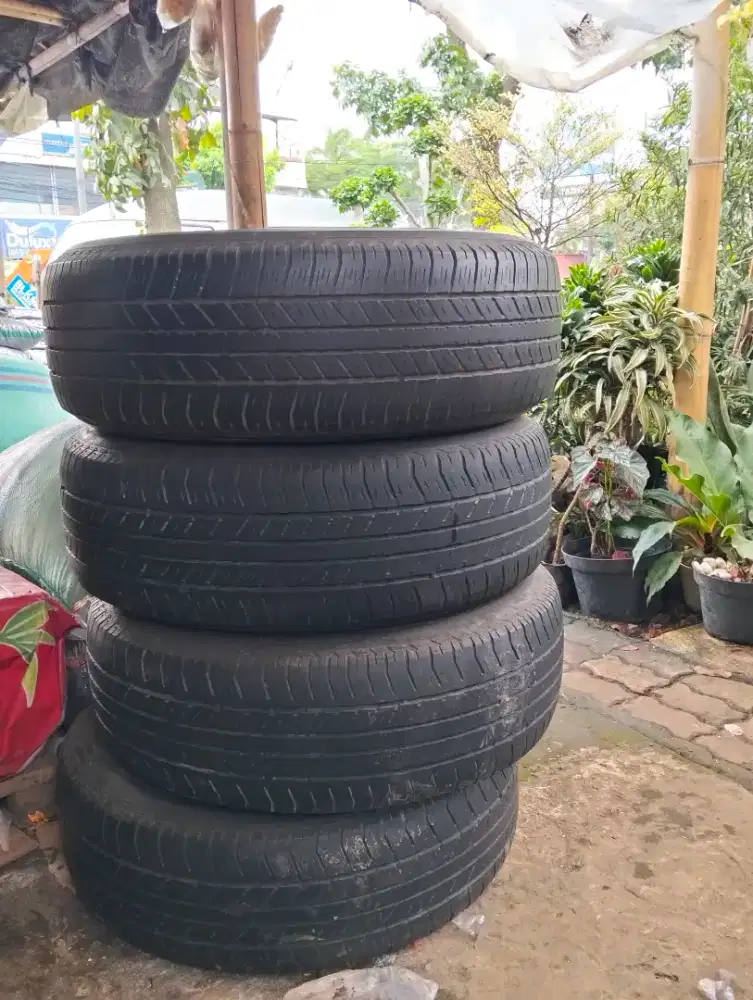 Dijual 4 buah Ban mobil