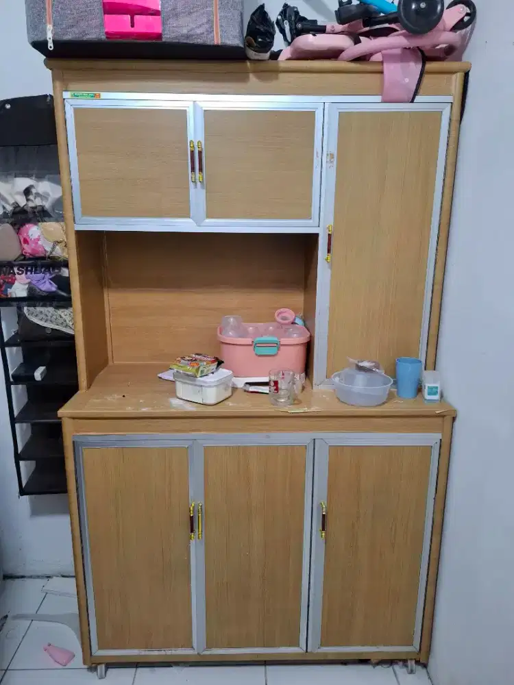 Lemari piring kaca 3 pintu