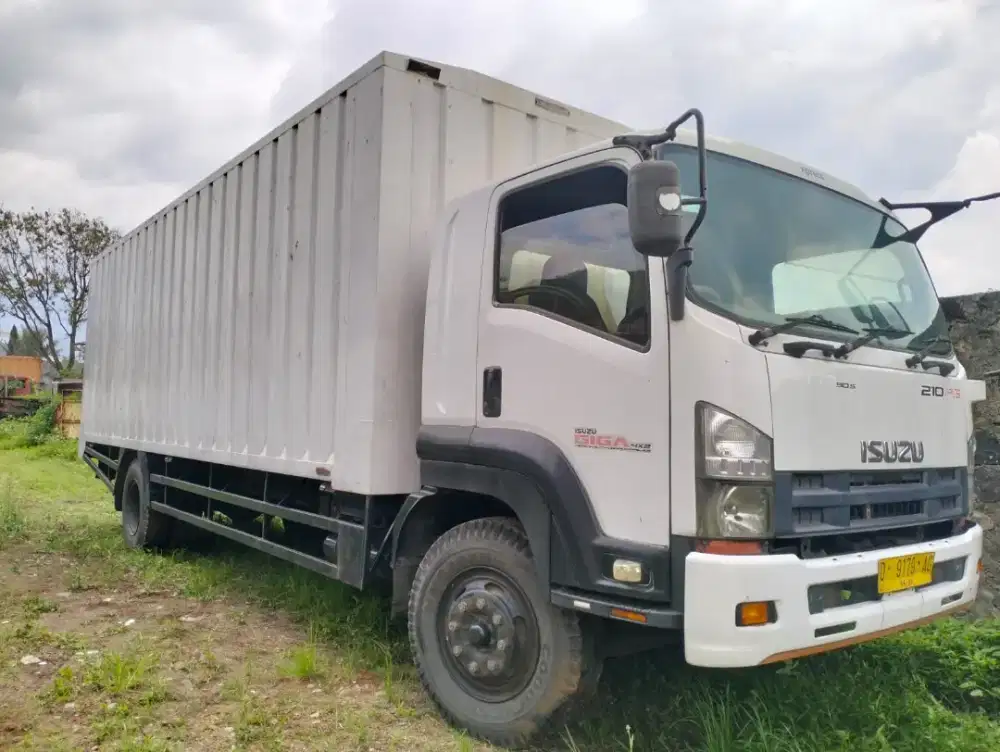 Hino isuzu giga 220 ps long 8m sasis 4x2 bok besi tahun 2016 ban 6