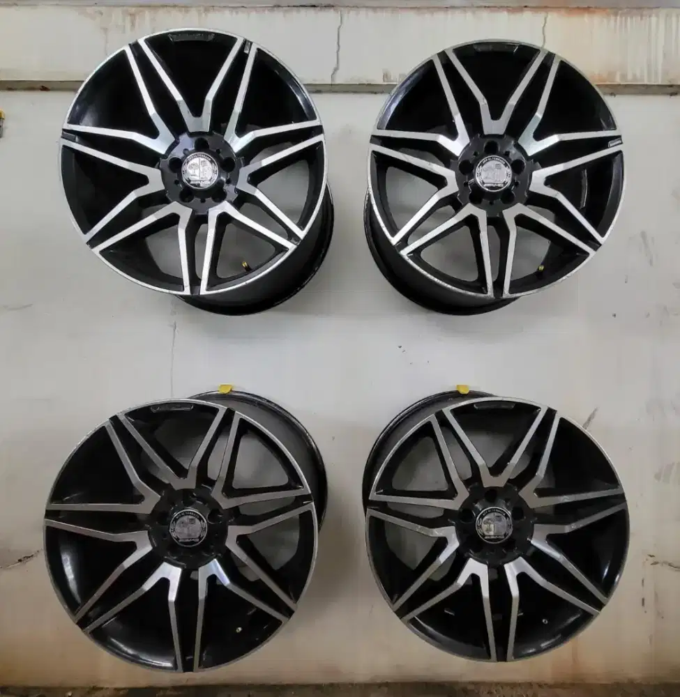Velg 19 inch.
AMG Seven Twin Spoke.
Replika Mercedes Benz