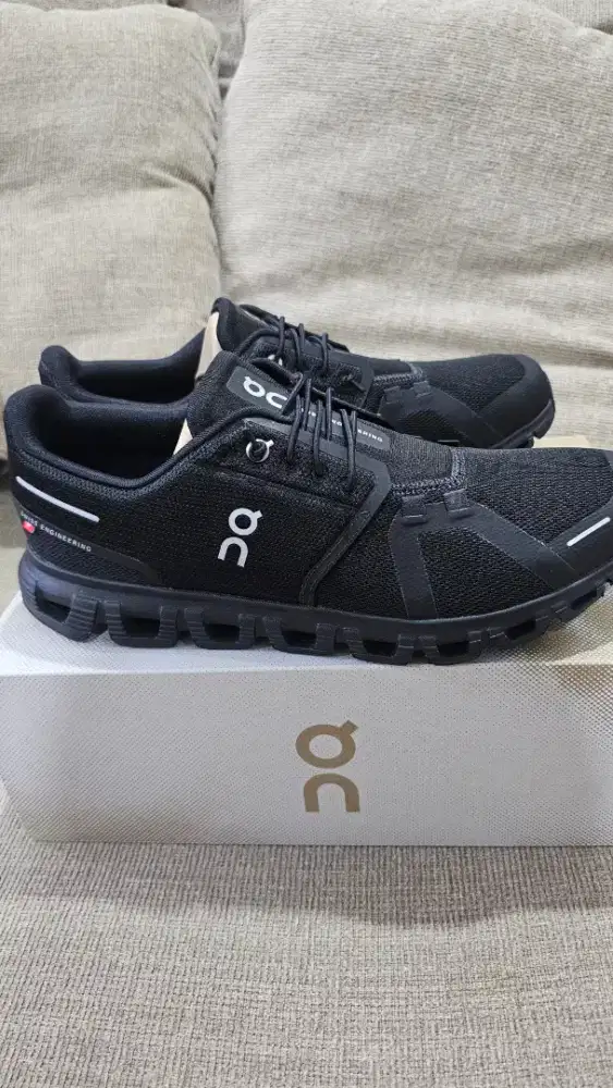 On Cloud 6 Hitam ukuran 44 Jepang 43 Indonesia