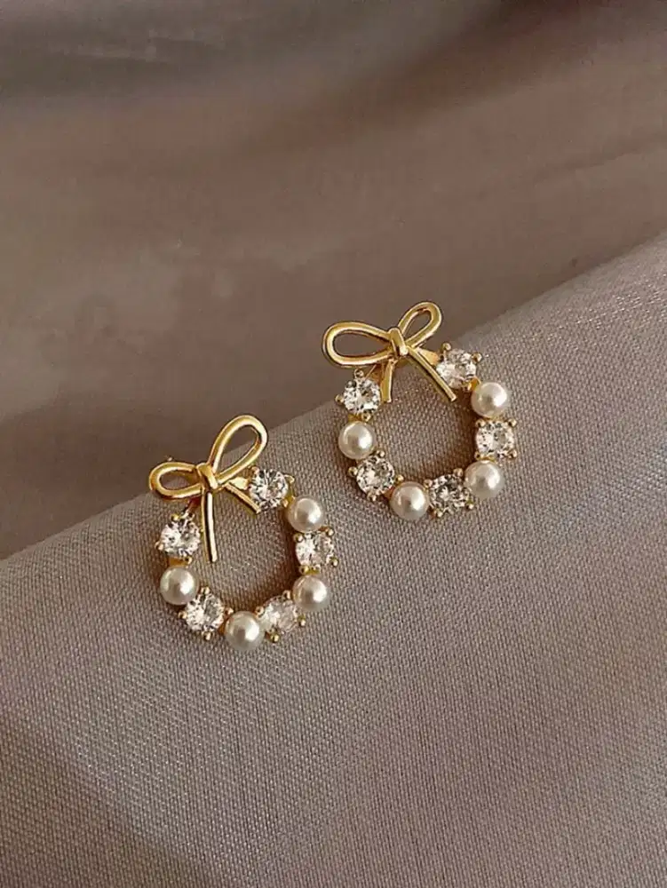 Perhiasan anting wanita