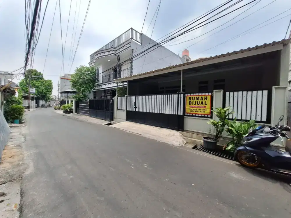 Rumah pinggir jalan di Jalan Kemuning Raya, Utan Kayu, Jakarta Timur