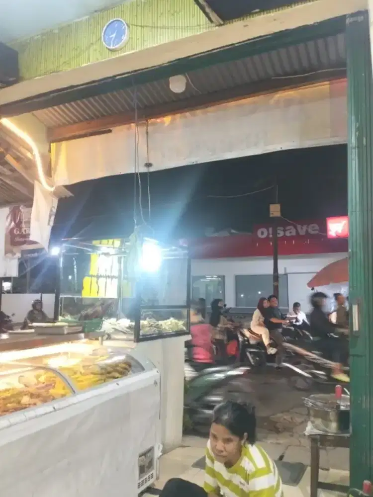 Dibutuhkan karyawaan/i buat jaga warung pecel ayam