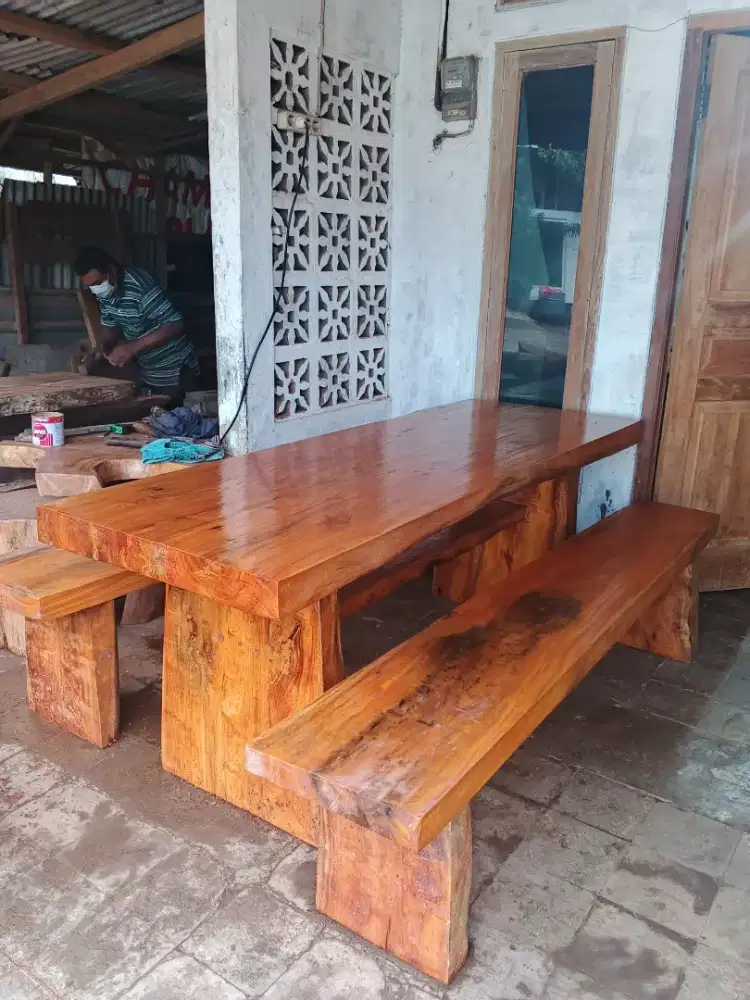 Meja makan antik teras