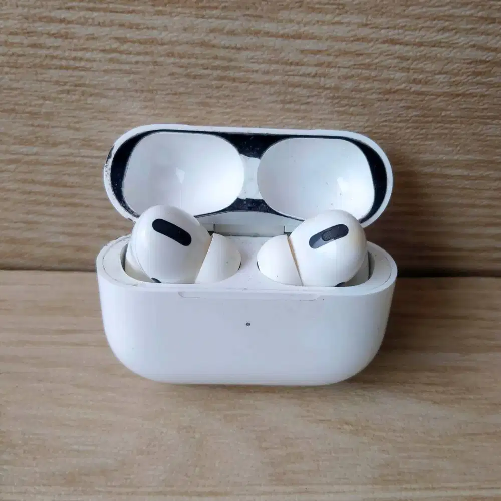 AirPods Pro Gen 1 With Wireless Charging Case