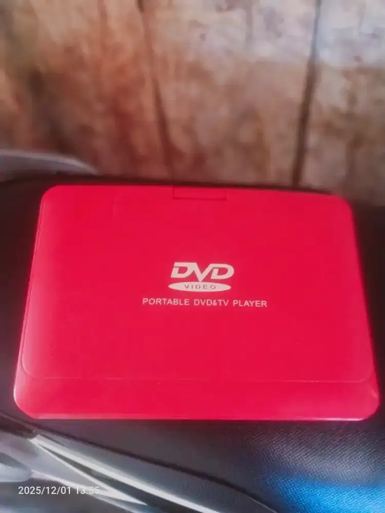 Punya dvd portebel/dvd + tv kondisi mulus min cm g ada kabel adaftor