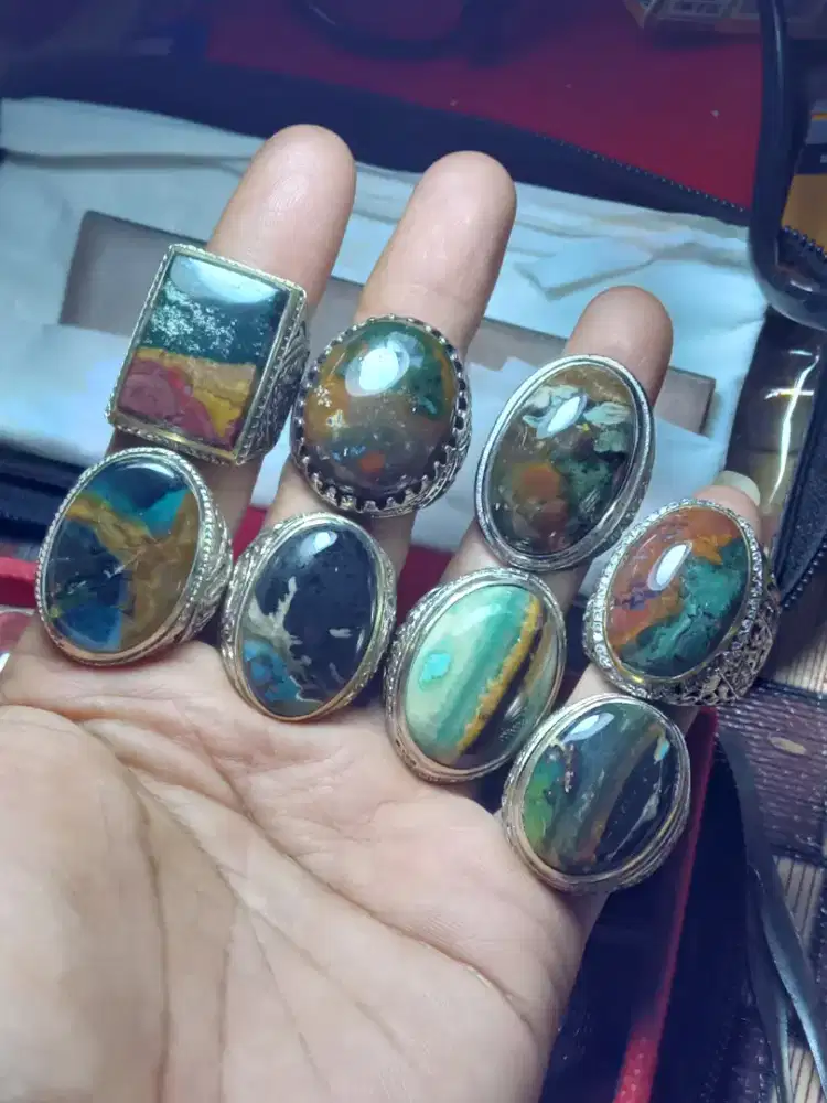 Batu pancawarna edong