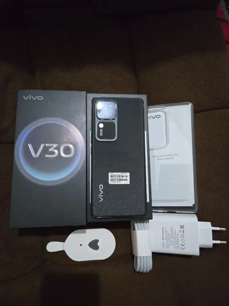 Vivo V30 5G 8/256 Acc Pres like new
