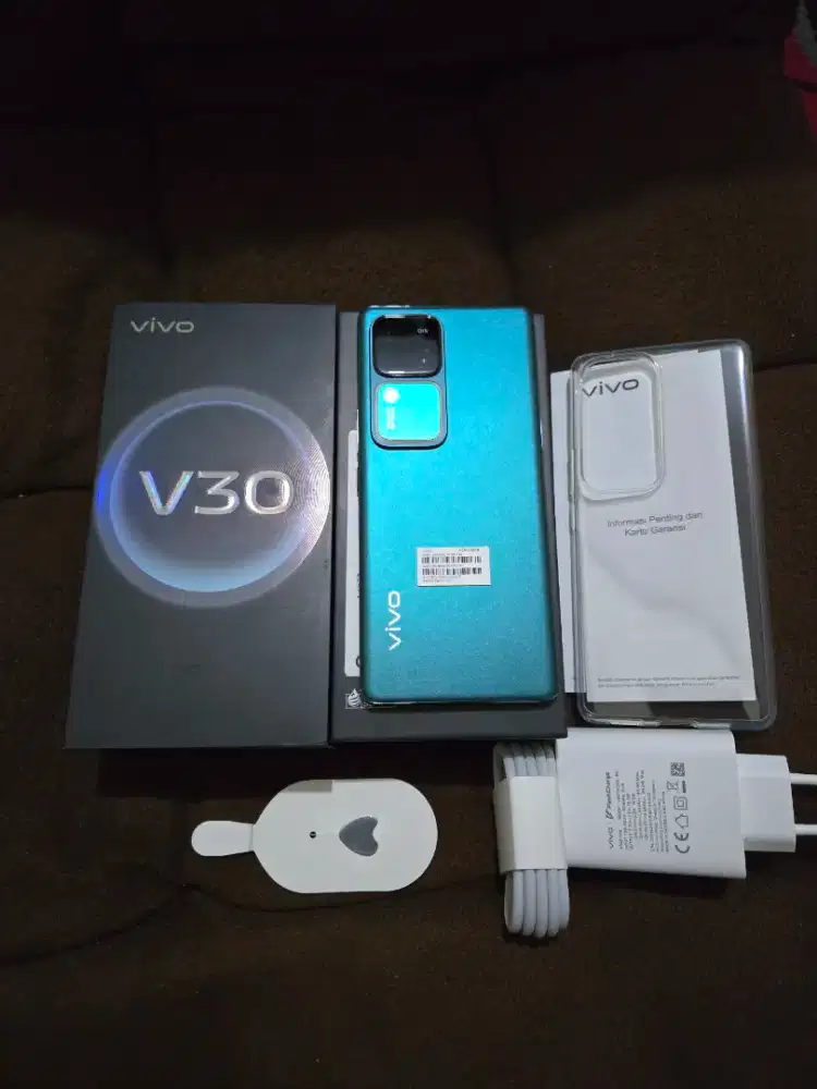 Vivo V30 5G 8/256 Acc Pres like new