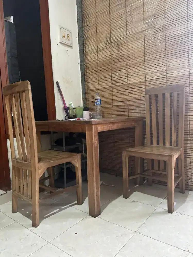 Dijual Satu set Meja makan kayu dan ada 2 bangku