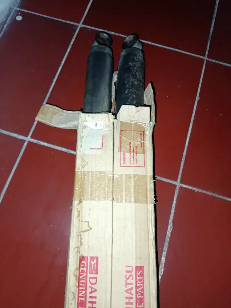 Shockbreaker belakang Daihatsu Taruna