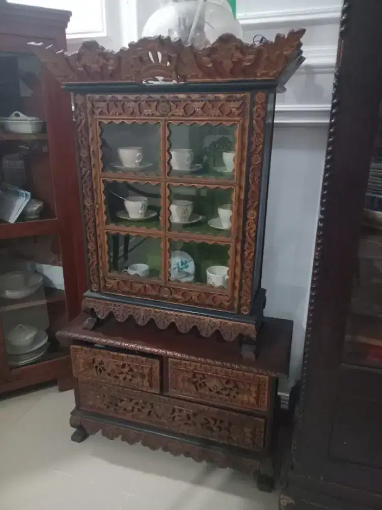 Sepasang Lemari antik usia tua