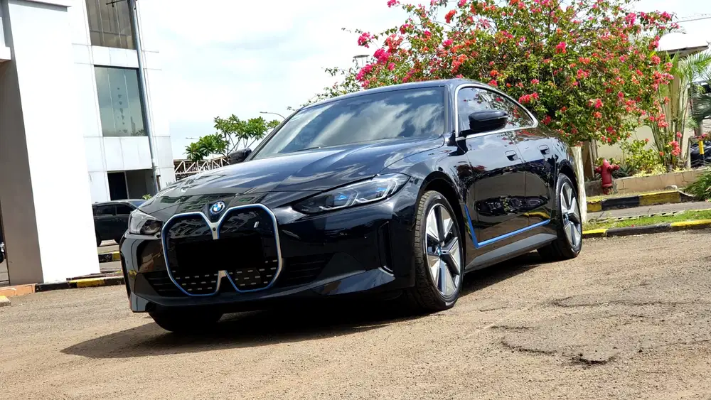 BMW i4 i 4 eDrive35 AT Black On Maroon 2024/2025