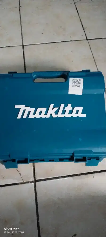 Tukang bangunan tambah kenek