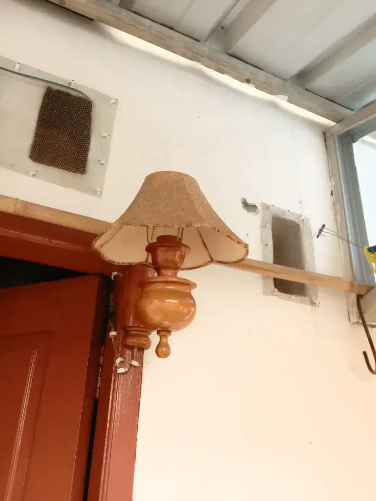 Lampu tempel dinding dari kayu jati