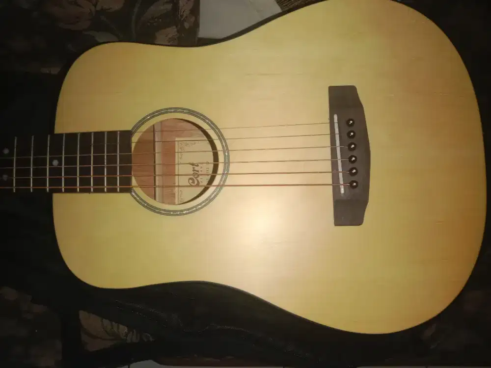 Gitar Cort masih baru jarang dipakai