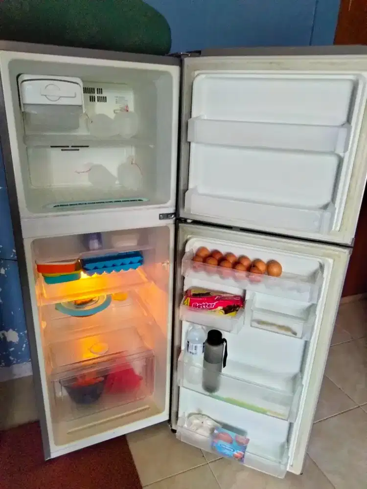 Kulkas LG 2 pintu dingin dan beku kk