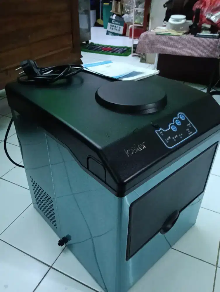 ICE MAKER  merk Iceler pembuat es 30kg/hari