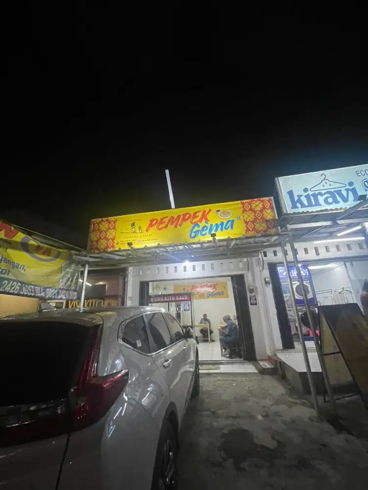 Penjaga warung pempek