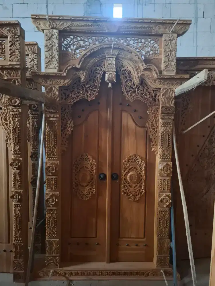 gapura pintu tempel 150x260