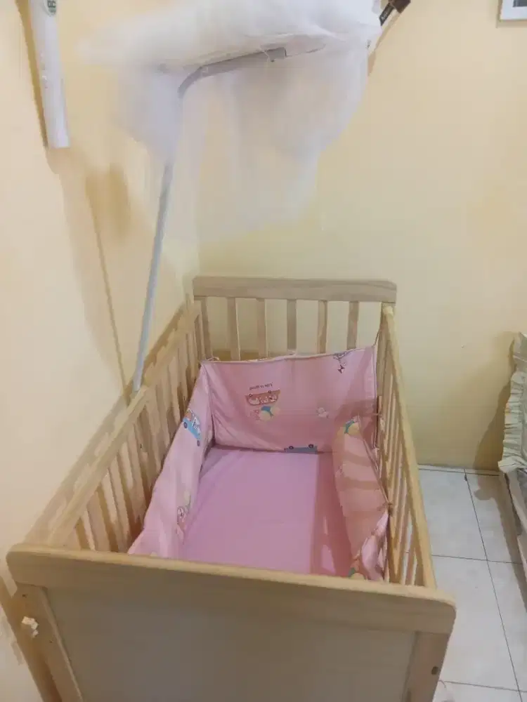 Tempat tidur bayi