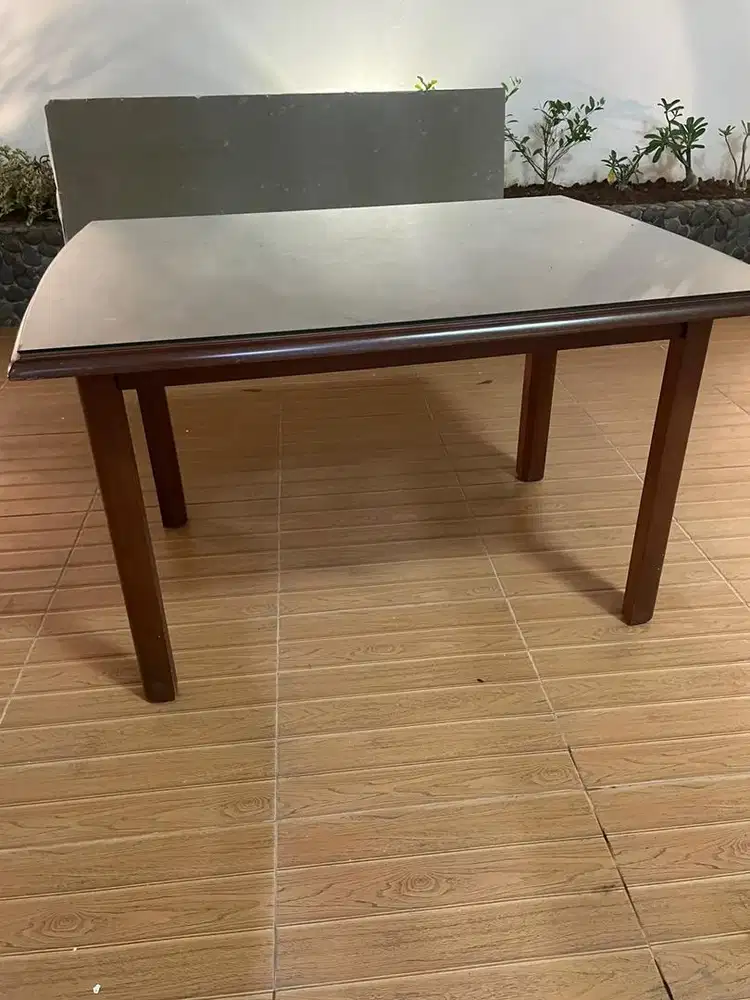 Meja makan bahan kayu