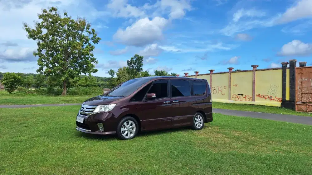 NISSAN SERENA MERAH MARUN