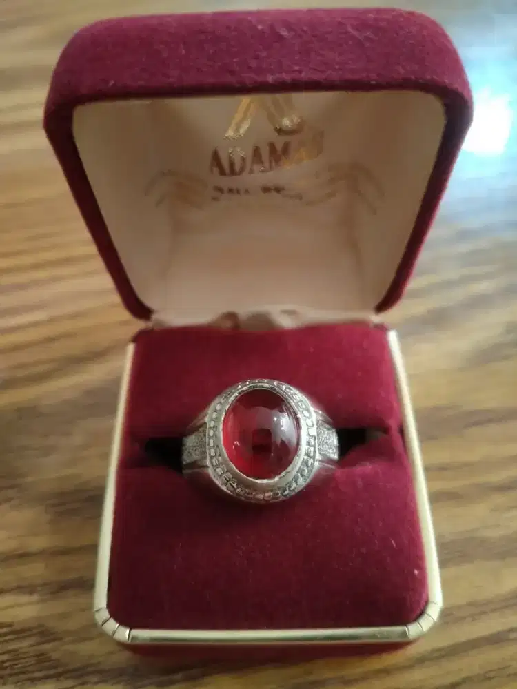 Cincin batu merah delima Siam.