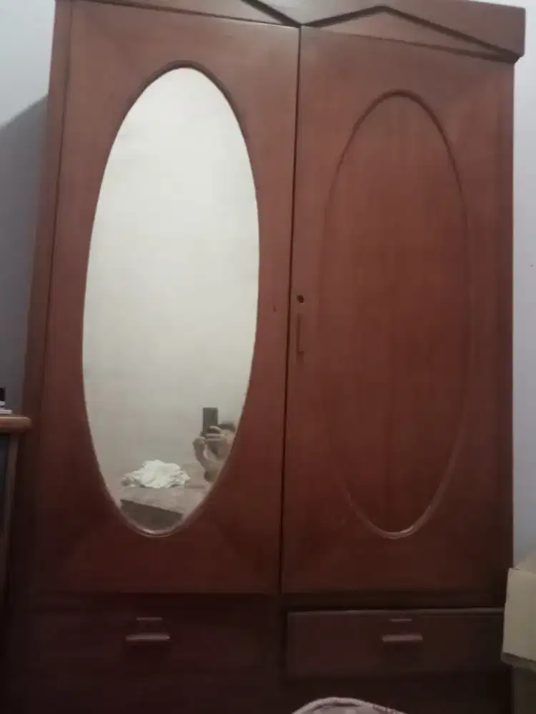 Lemari Pakaian Jadul