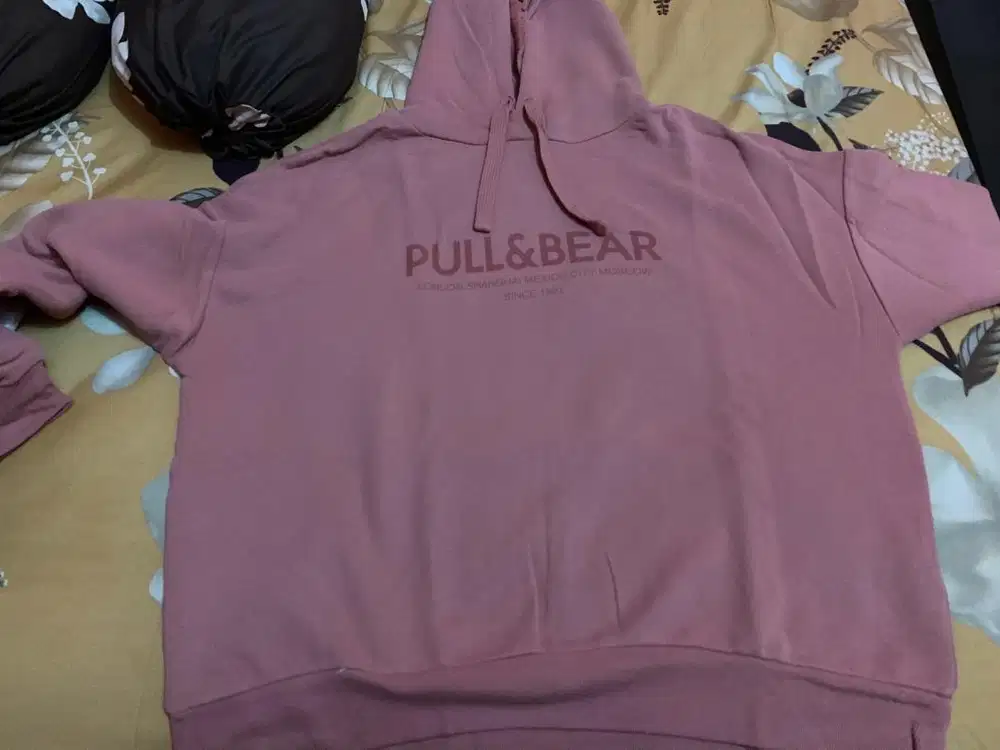 Sweater atau jaket cewek pull & bear