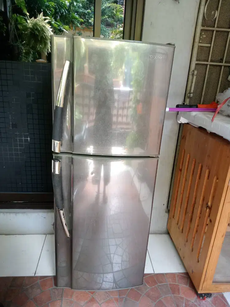 Jual kulkas bekas merek Sharp