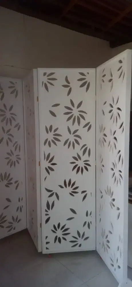 Sekat ruangan plywood motif daun