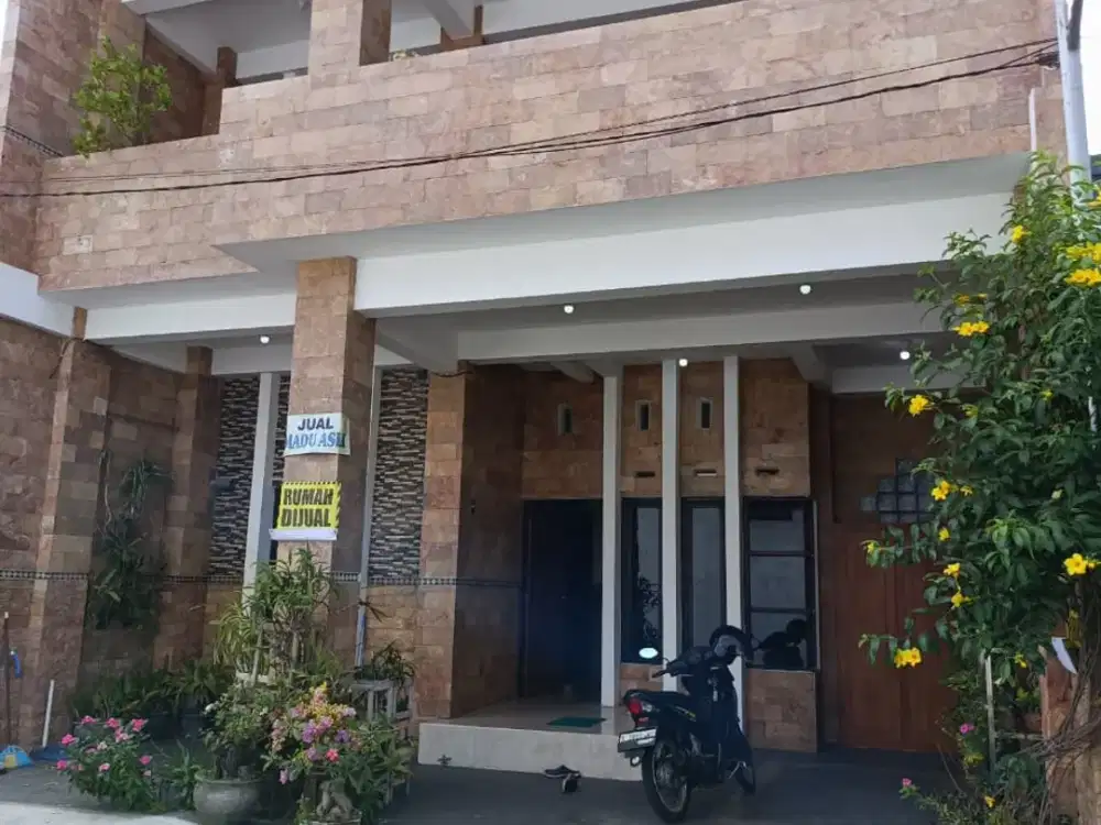 Di Jual Rumah dua lantai Full batu alam di kota Blitar