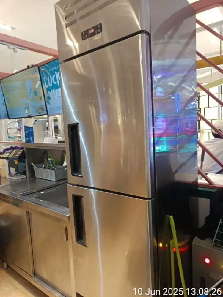 Dijual Upright Freezer 2 doors BWE Royalstar