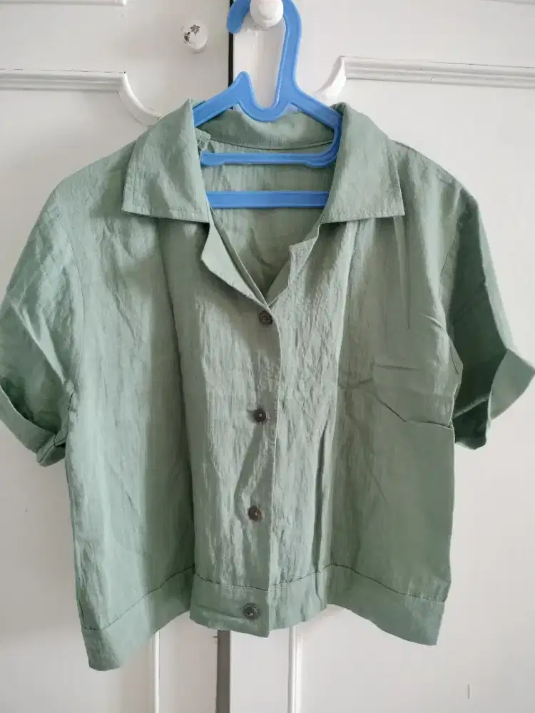 Kemeja semi crop hijau