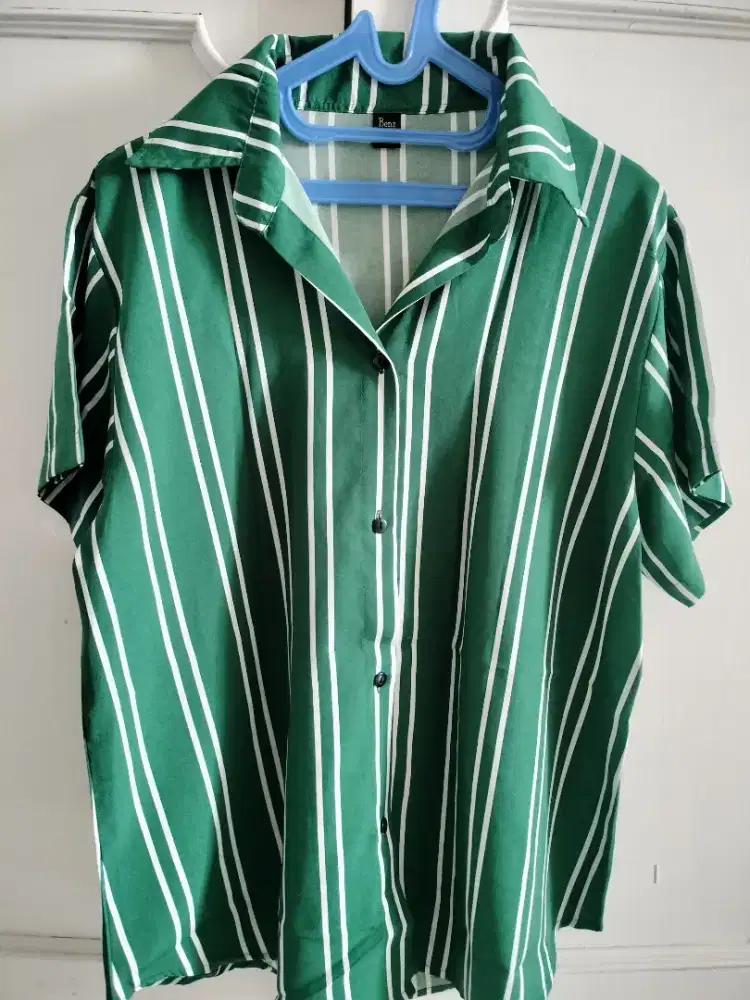 Kemeja garis hijau