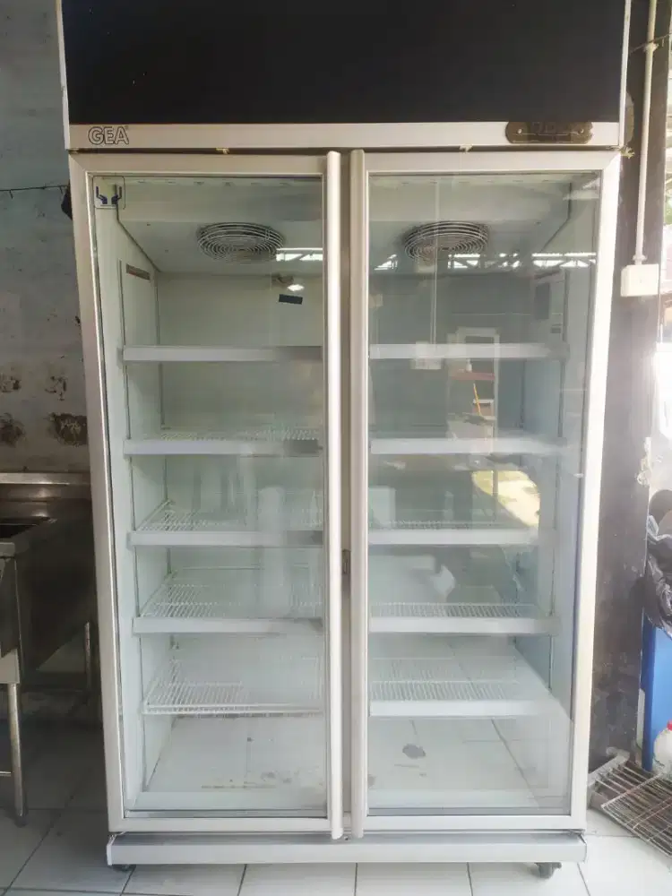 Showcase 2 pintu GEA