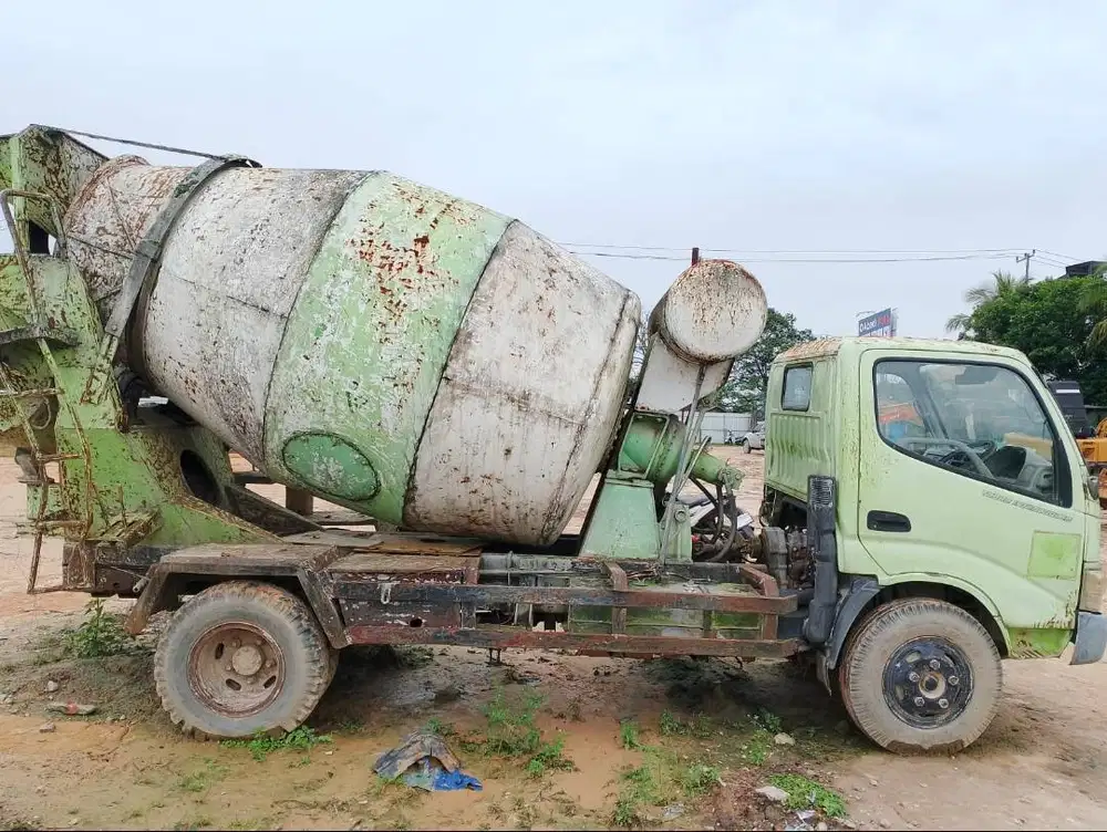 2017 Hino Dutro 130 HD truck mixer 3 kubik minimix mini mix 3 m3