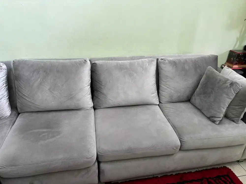 Sofa L Besar Bahan Beludru Abu-Abu – Kondisi Sangat Terawat