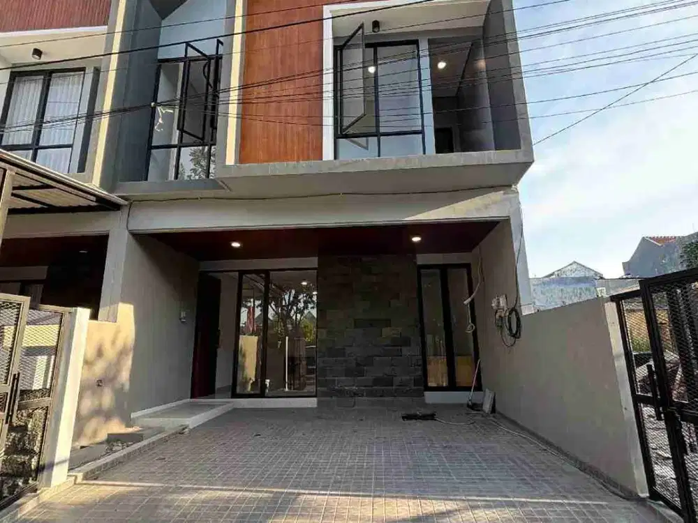 di jual rumah 2 lantai di jl raya manyar dkt sekolah petra