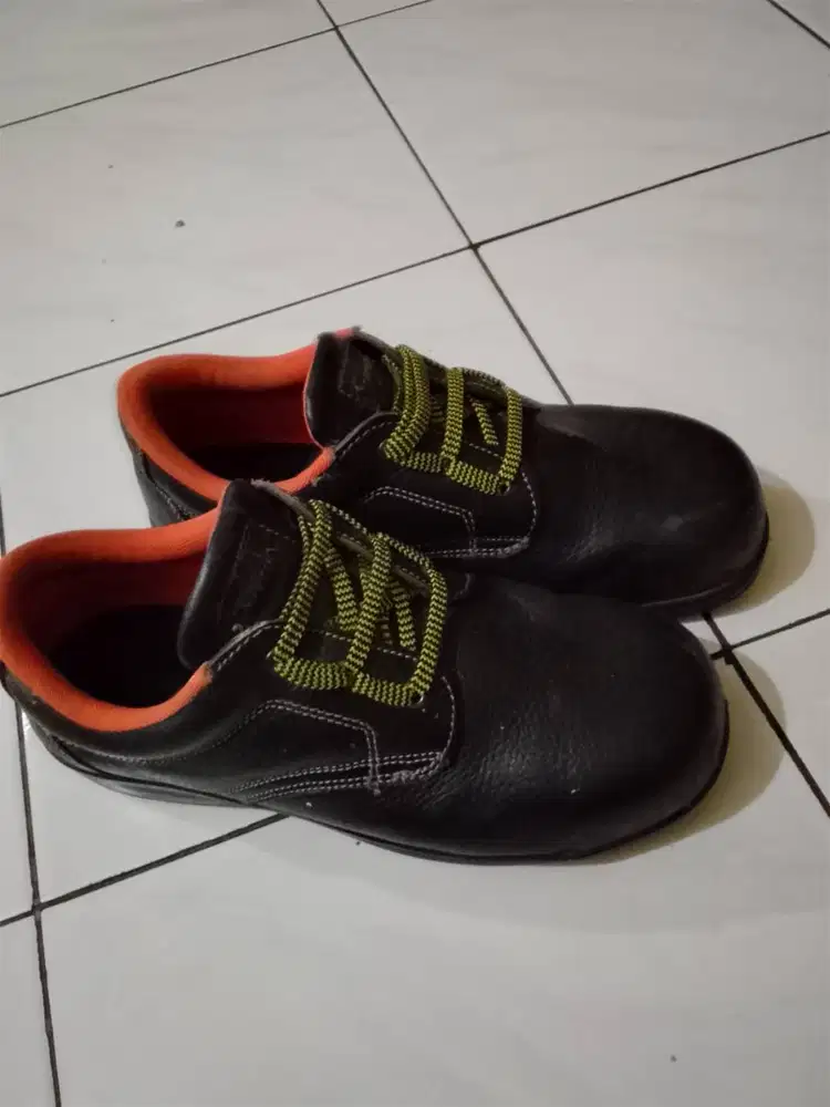 Sepatu septi merek Simon no.41