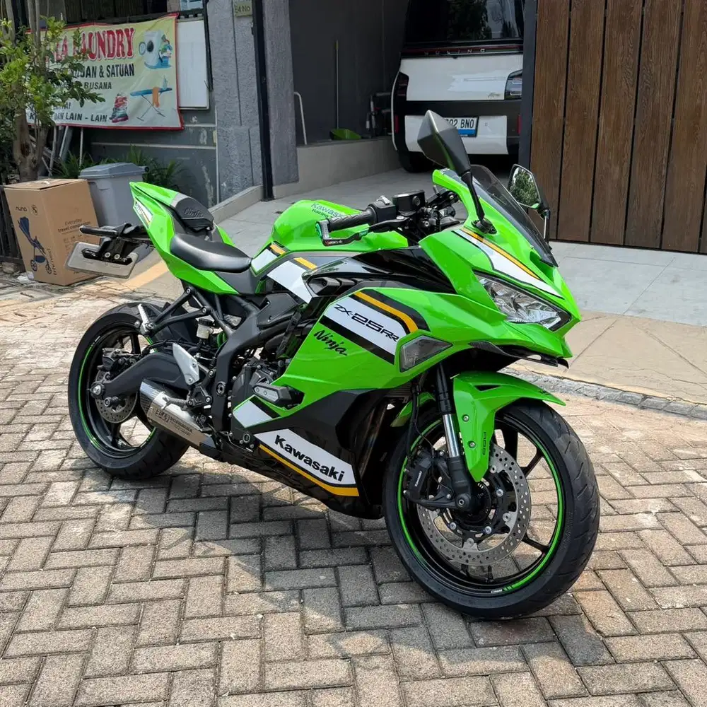 Kawasaki ZX25 RR KM 100 perak ABS Quickshifter ZX25r KRT Edition 2025