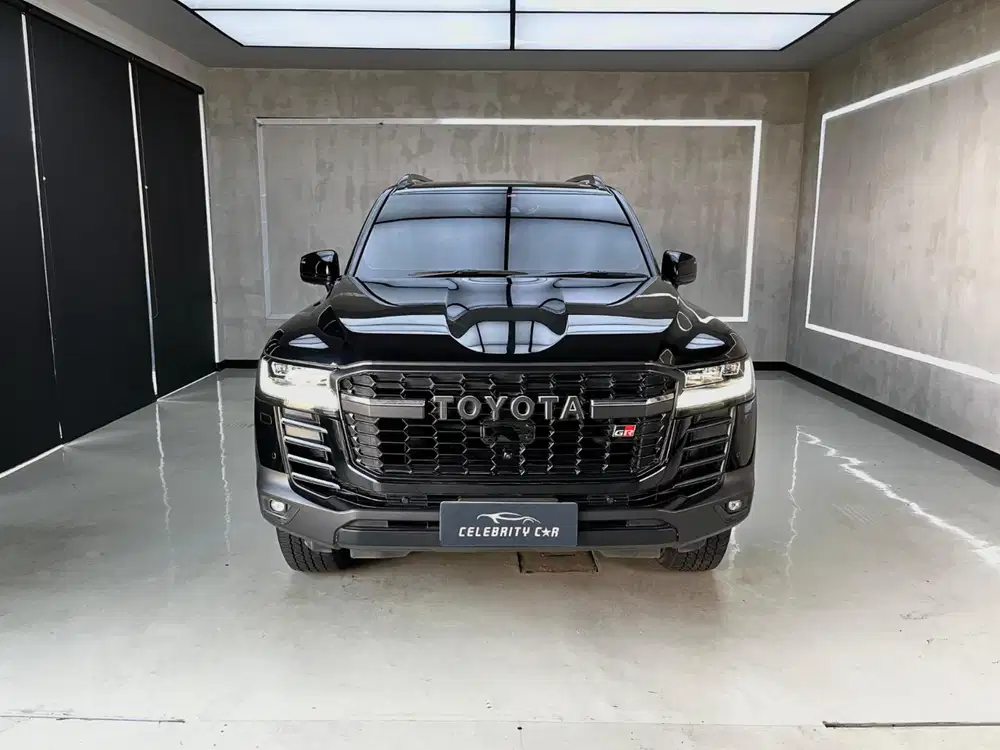 TOYOTA LAND CRUISER 300 GR-S 4X4 AT 2023 ATTITUDE BLACK MICA