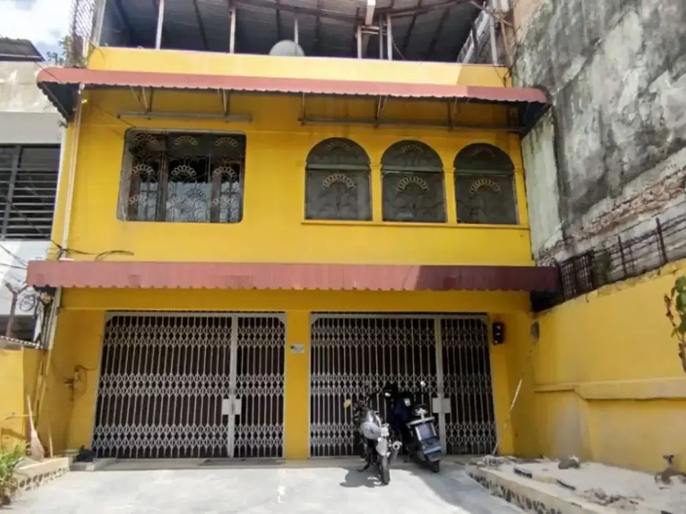 Rumah 2 lantai siap pakai dengan parkiran luas di C Karang Anyar, Sawah Besar