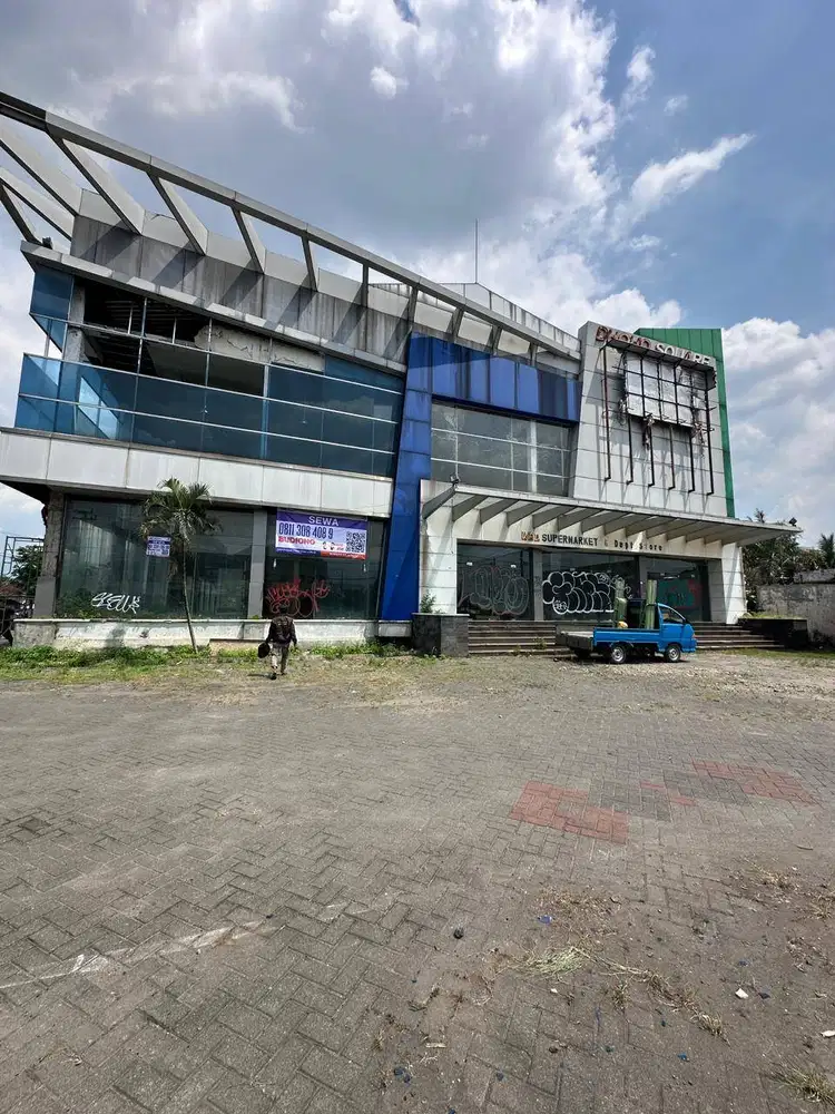 Disewakan Bangunan Komersial Lokasi Strategis Ex Supermarket Kediri
